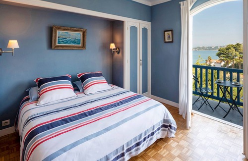 Ciboure Bed & Breakfast | Guest Room 'L'annexe - Room' with Sea View, Balcony and Wi-Fi