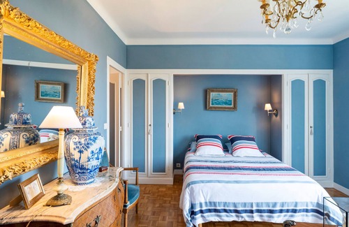 Ciboure Bed & Breakfast | Guest Room 'L'annexe - Room' with Sea View, Balcony and Wi-Fi