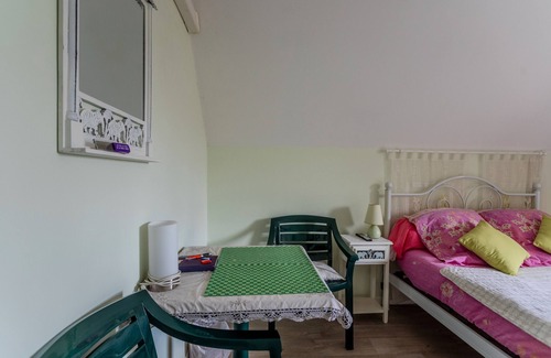 Lescar Bed & Breakfast | Guest Room Le Pesquit - with Shared Terrace, Communal Garden and Air Conditioning