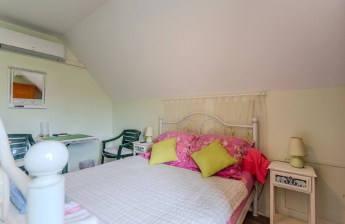 Lescar Bed & Breakfast | Guest Room Le Pesquit - with Shared Terrace, Communal Garden and Air Conditioning