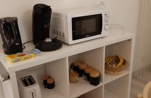 Trelissac Bed & Breakfast | Guest Room 'Suite Maraval Chez l'Habitant' with Private Terrace, Wi-Fi and Air Conditioning