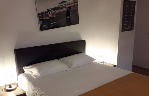 Laigne-en-Belin Bed & Breakfast | Guest Rooms 'Chambres Porshe' with Shared Terrace and Garden