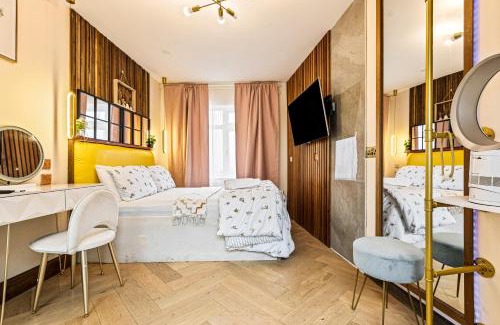 Barkingside Apartment | Guest suite with hot tub and sauna