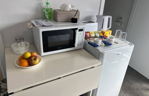 Westmeadows Apartment | Guest Suite with Private Entrance- 6 Minutes to Airport!