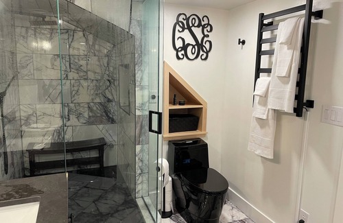 St. Matthews Apartment | Guest Suite with Steam Spa in Heart of Louisville