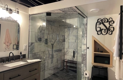 St. Matthews Apartment | Guest Suite with Steam Spa in Heart of Louisville