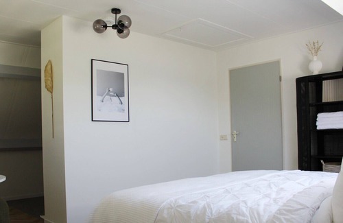 Nessersluis Apartment | Guesthouse at the Amstel river. Private 2BR 2BA with garden and free parking.