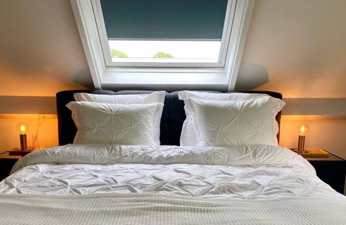 Nessersluis Apartment | Guesthouse at the Amstel river. Private 2BR 2BA with garden and free parking.