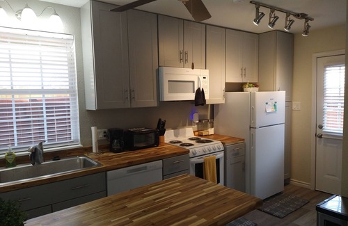 South Central Houston Cottage | Guesthouse centrally located in Riverside Terrace of Greater Houston Third Ward!