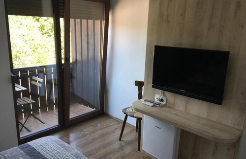 Jezerce House | Guesthouse Family Bosnic - Duplex Family Room with Balcony - Gallery - 1