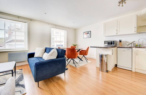 Hammersmith Broadway Apartment | GuestReady - Serenity in Hammersmith