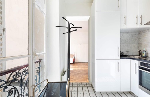 Saint-Vincent-de-Paul Apartment | GuestReady - Sunlit Serenity near Montmartre