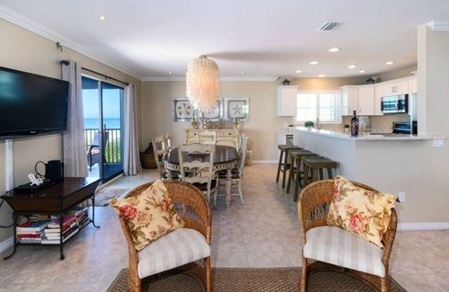 Holmes Beach Condo | GULF BEACH Directly in Front w/Heated Pool, FREE WiFi & Trolley, Great Sunsets!