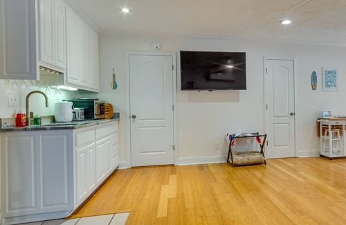 Gulf Breeze Apartment | Gulf Breeze Vacation Rental for 2 w/Pool Access!