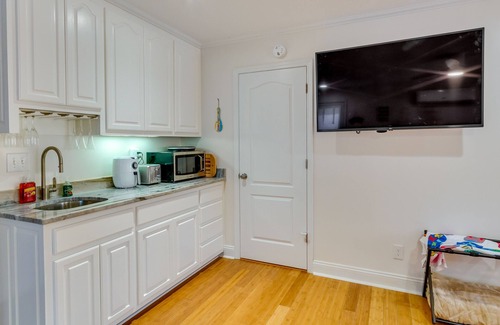 Gulf Breeze Apartment | Gulf Breeze Vacation Rental for 2 w/Pool Access!