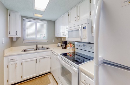 Gulf Shores Condo | Gulf-Front 4th-Floor Condo w/Balcony, Views, Shared Outdoor Pool, Free WiFi