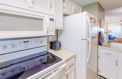 Gulf Shores Condo | Gulf-Front 4th-Floor Condo w/Balcony, Views, Shared Outdoor Pool, Free WiFi