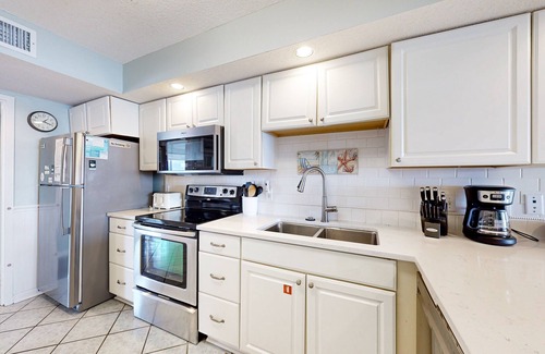 Gulf Shores Condo | Gulf-front condo with beach views, balcony, central AC & pool