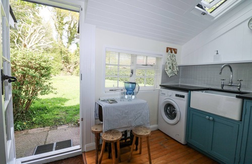 Upper Dicker Cottage | GUN HILL COTTAGE, pet friendly, with open fire in Heathfield