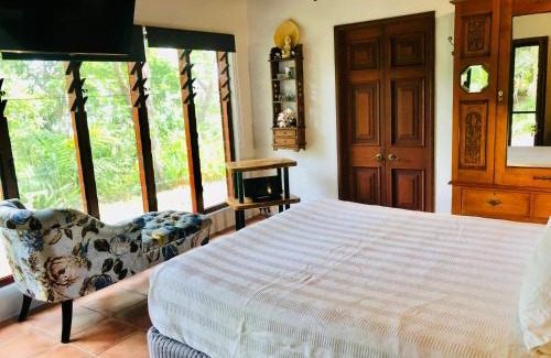 Rocky Point Cabin | Gunnadoo Holiday Hut with Ocean Views and Jacuzzi