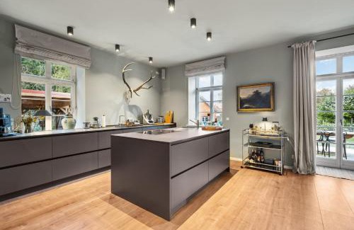 Kletkamp Villa | GUT KLETKAMP "Försterei" - Freistehendes Backsteinhaus mit 4 Schlafzimmern ruhig am Waldrand gelegen I Kamin I Garten & Terrasse I 15 Min zur Ostsee I 3 Bäder I Küche I Parkplatz I WLAN