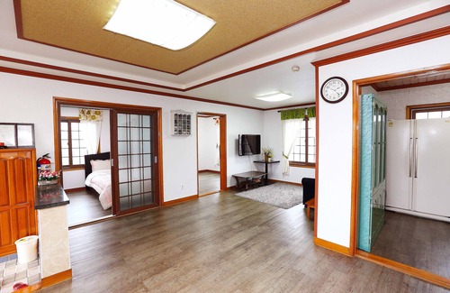 Gujwa House | Gyeryounggil Byeukdolga