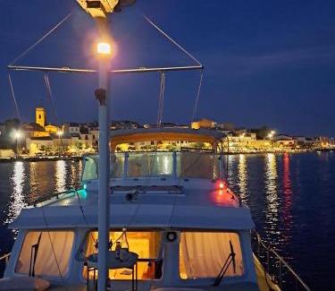 Bouzigues Boat Rental | Hébergement insolite en demi-pension et excursion gastronomique en bateau