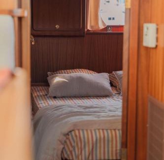 Bouzigues Boat Rental | Hébergement insolite en demi-pension et excursion gastronomique en bateau