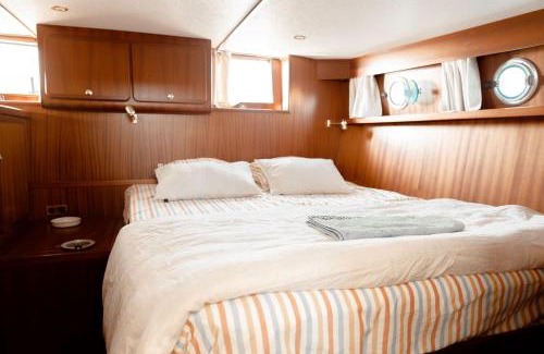 Bouzigues Boat Rental | Hébergement insolite en demi-pension et excursion gastronomique en bateau