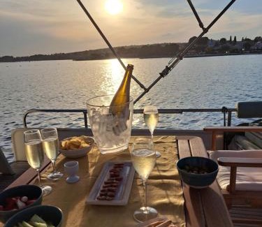 Bouzigues Boat Rental | Hébergement insolite en demi-pension et excursion gastronomique en bateau
