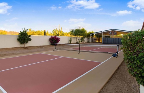 North Scottsdale House | HÓZHÓ Ranch | Lazy River, Golf & Bowling