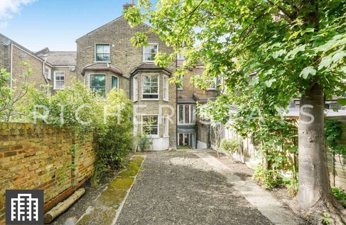 Clapton House | Hackney Guest Rooms | Spacious Double (RM2)