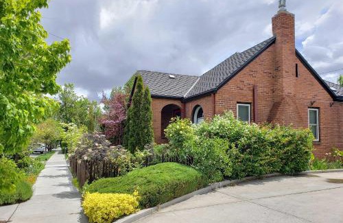 Old Southwest House | Half-Mi to Riverwalk Midtown Reno Oasis!