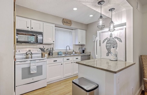 Seabrook Island Villa | Half mile to the pool with club access. Golf views.