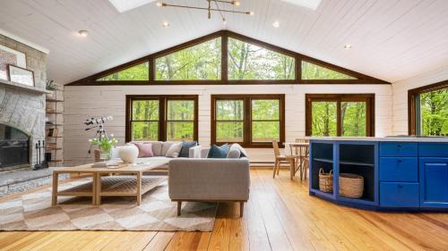 Great Barrington House | Half Moon by AvantStay 4BR Cabin w Large Deck Yard w Patio Outdoor Dining