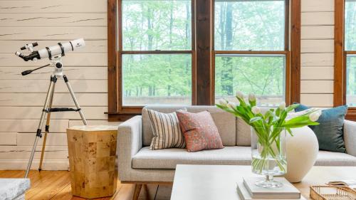 Great Barrington House | Half Moon by AvantStay 4BR Cabin w Large Deck Yard w Patio Outdoor Dining
