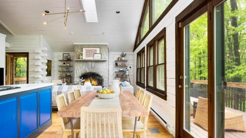 Great Barrington House | Half Moon by AvantStay 4BR Cabin w Large Deck Yard w Patio Outdoor Dining
