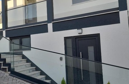 Loures House | Hall 92 Quartos com WC em moradia com piscina A-das-Lebres Loures