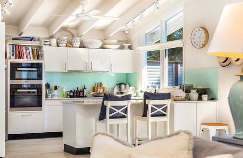 Pretty Beach House | 'Hampton Cottage' by Accom Holidays