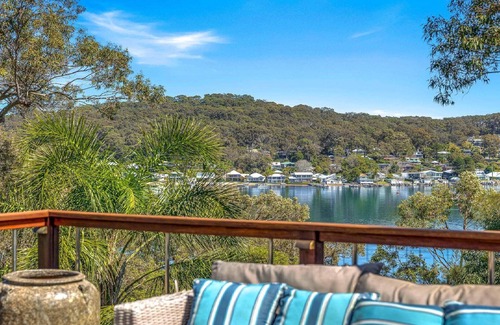 Pretty Beach House | 'Hampton Cottage' by Accom Holidays