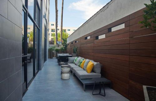 Van Nuys Hotel | Hampton Inn & Suites Sherman Oaks