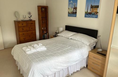 Peterborough House | Hampton Vale, Peterborough Lakeside Large Double bedroom with own bathroom