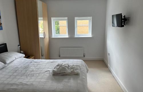 Peterborough House | Hampton Vale, Peterborough Lakeside Large Double bedroom with own bathroom