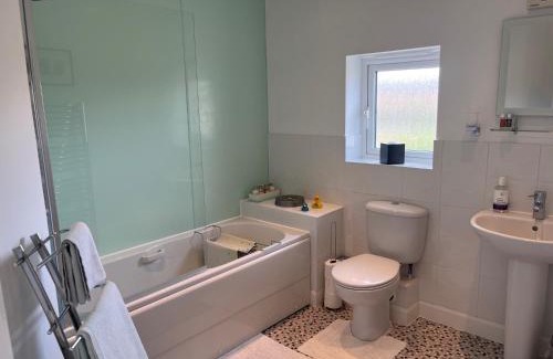 Peterborough House | Hampton Vale, Peterborough Lakeside Large Double bedroom with own bathroom