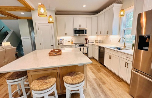 Tranquil Harbour House | Hang Zen! This house has it all! 2 minute walk to the beach