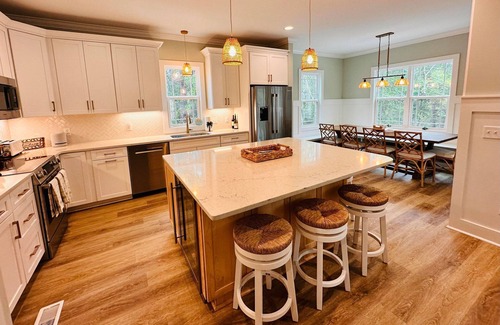 Tranquil Harbour House | Hang Zen! This house has it all! 2 minute walk to the beach