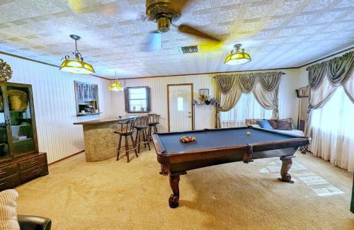 Silsbee House | Hangout Haven - Soak, Play, Relax