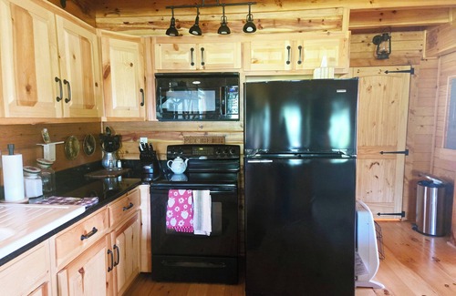 Vesta Cabin | Hannah's Hideaway - Sleeps 6, secluded cabin in Stuart with mountain views