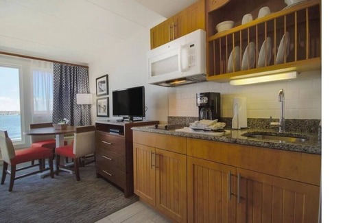 Newport Resort | Harbor front resort at the nexus of upper and lower Thames