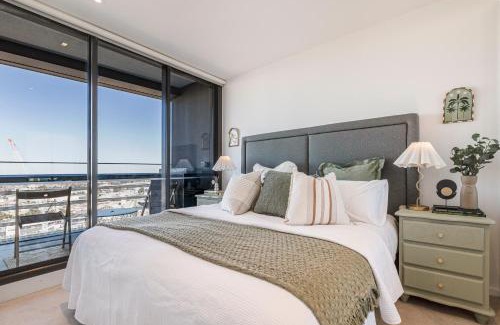 Docklands Apartment | Harbour Escape Parking Pool Gym King Bed